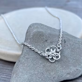 Barnhalsband med blåsippa