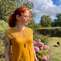 Långt halsband med fina detaljer