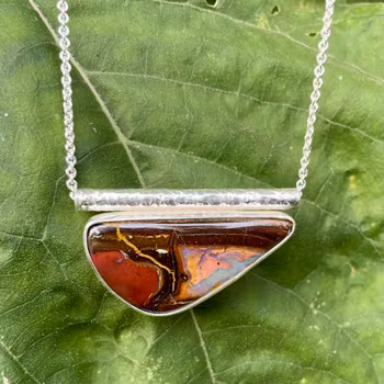 Halsband med boulder-opal