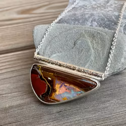 Halsband med boulder-opal
