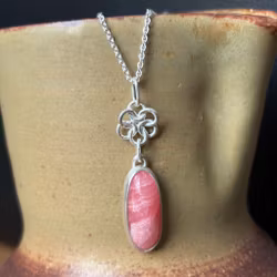 Rodokrosit och blåsippa