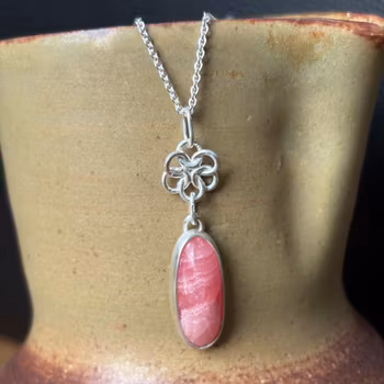 Rodokrosit och blåsippa