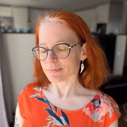 Örhängen med olika ytor