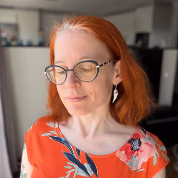 Örhängen med olika ytor