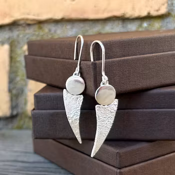 Örhängen med olika ytor