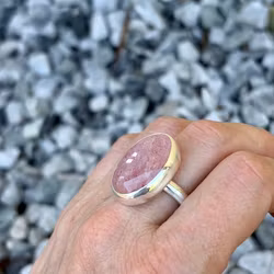 Ring med jordgubbskvarts stl 18,25