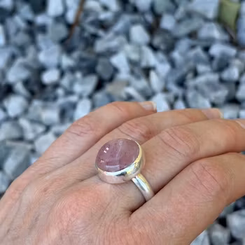 Ring med jordgubbskvarts stl 17,5