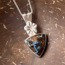 Boulder-opal och gjuten blomma