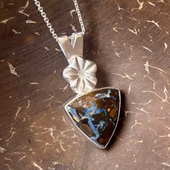 Boulder-opal och gjuten blomma