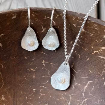 "Kronblad" Halsband och örhängen