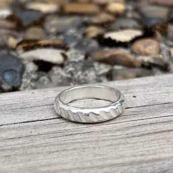 Ring med sneda ränder