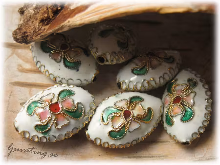 Cloisonne vit puffad ellips ca 20x14 mm