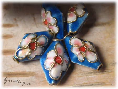 Cloisonne pärla klarblå romb ca 15x9 mm