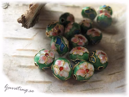 Cloisonne pärla grön/blå lätt oval ca 10x9 mm