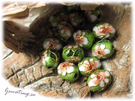 Cloisonne pärla grön oval ca 11x9 mm