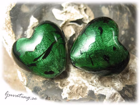 Grönt bulligt hjärta med svarta fäckar ca 20mm