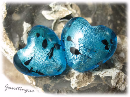 Turkos bulligt hjärta med svarta fläckar ca 20 mm