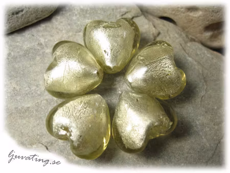 Olivgrön ljus nyans bulligt hjärta ca 16 mm