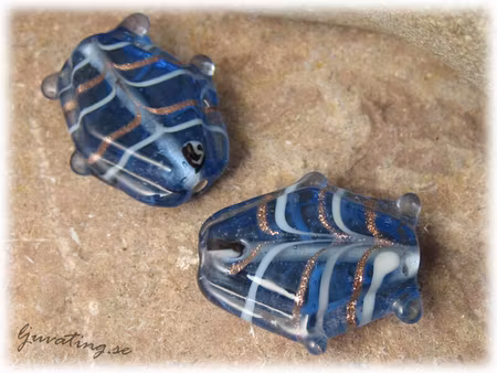 Ljusblå stor fisk ca 26x20 mm