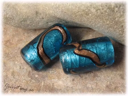 Aquablå stor silverfoil pärla med bronzad slinga