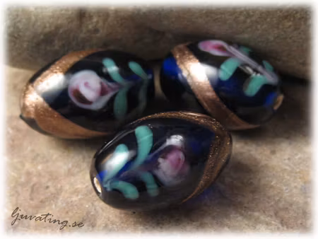 Glaspärla cobolt blå oval med ros o blad ca20x13mm