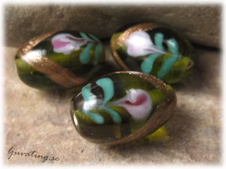 Olivgrön oval med ros o blad ca 20x13 mm