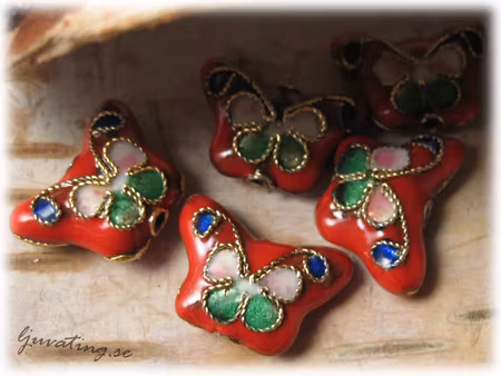 Cloisonne pärla röd fjäril ca 15x10 mm