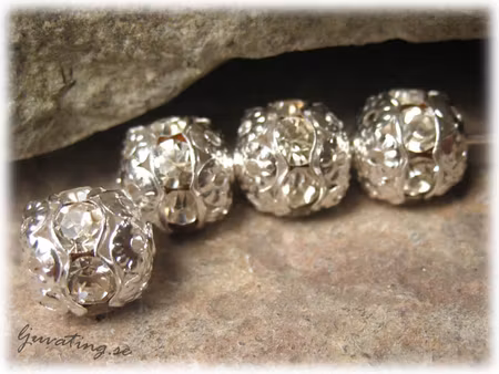 Silvrig pärla med clear Rhinestone ca 8 mm