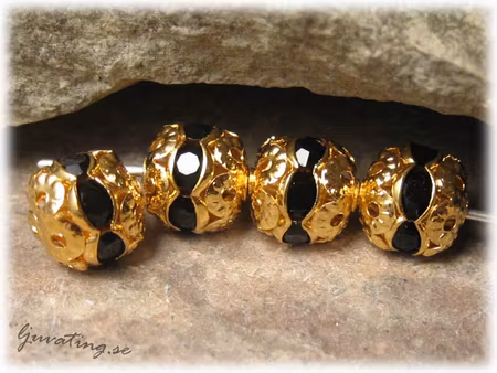 Guldig pärla med svart Rhinestone ca 8 mm