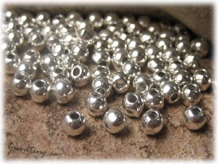 Runda silverfärgade metallpärlor 50-pack ca 4 mm