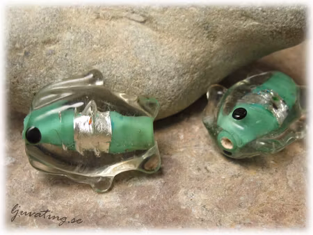 Ljusgrön stor silverfoil fisk ca 26x24 mm