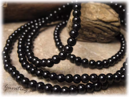1 sträng vaxad svart rund glaspärla ca 4 mm