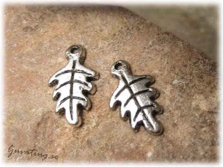 Berlock löv i metall ca 15x9 mm