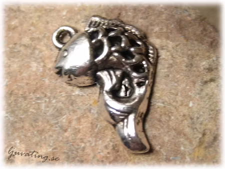 Berlock fisk i silverfärgad metall med antikfinish