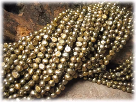 Guldgröna ljusa sötvattenpärlor ca 6-7 mm
