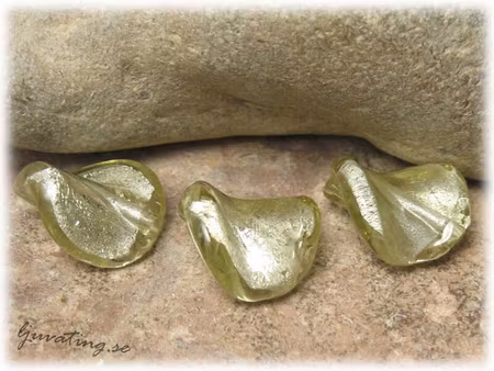 Olivgrön ljus vriden silverfoil pärla ca 18x15 mm