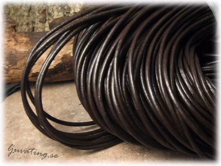 Mörkbrunt runt läderband tjocklek ca 3 mm