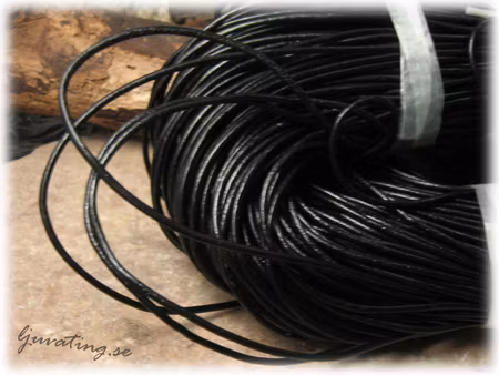 Svart runt läderband tjocklek ca 2 mm