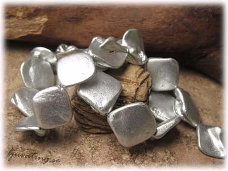 Matt silverfärgade snäckskal nuggets ca 18x17 mm