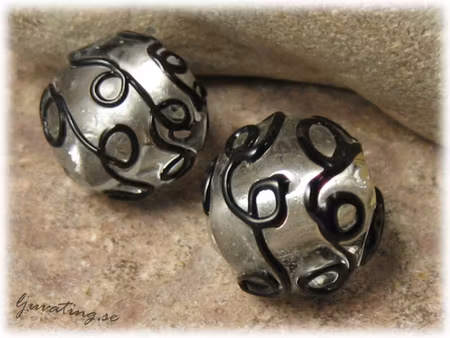 Stor rund silverfoil pärla med svart slinga ca18mm