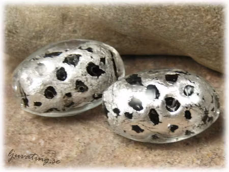 Oval silverfoil pärla med inside svart ca 23x14 mm