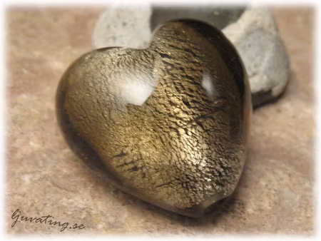 Stort gråsvart bulligt silverfoil hjärta ca 29 mm