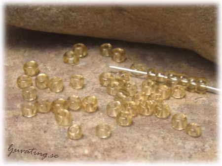 Ljusgul transparent seedbeads i glas ca 3 mm
