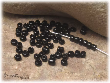 Svart opak seedbeads i glas ca 3 mm