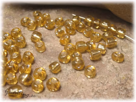 Guldgula silverlined seedbead i glas ca 4 mm