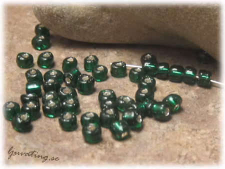 Mossgröna silverlined seedbeads i glas ca 4 mm
