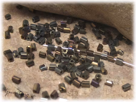 Bruna små stavar med AB lyster ca 2,5 x 2 mm