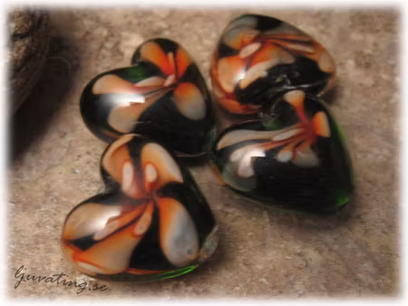 Hjärta basfärg mörkgrön med inside blomma ca 19 mm