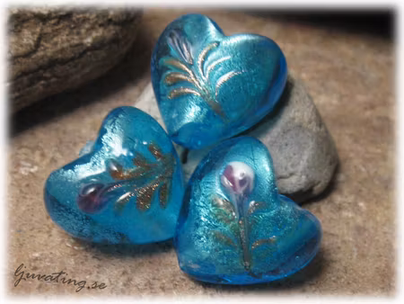 Bulligt hjärta turkos med blommor ca 20 mm