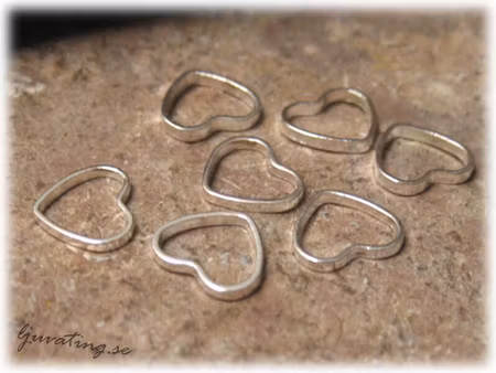 Små slutna silverfärgade hjärtan 20-pack ca 7,5x6,5 mm